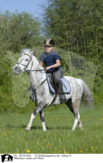 Mdchen reitet auf Pferd / AP-01444