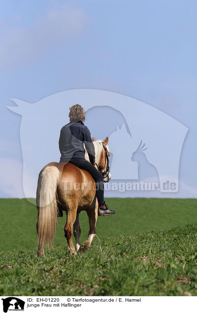 junge Frau mit Haflinger / young woman with Haflinger / EH-01220