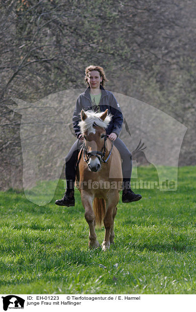 junge Frau mit Haflinger / young woman with Haflinger / EH-01223