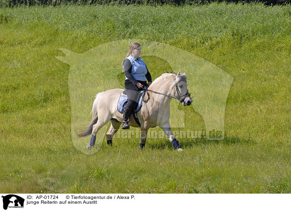 junge Reiterin auf einem Ausritt / AP-01724