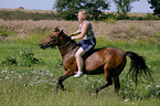 Reiterin auf einem Pony