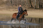 Frau reitet Pony