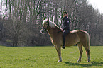 junge Frau mit Haflinger