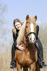 junge Frau mit Haflinger