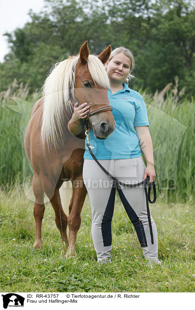 Frau und Haflinger-Mix / RR-43757