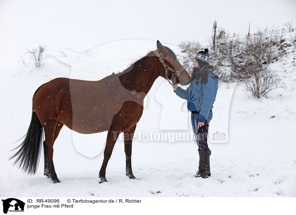 junge Frau mit Pferd / young woman with horse / RR-49096