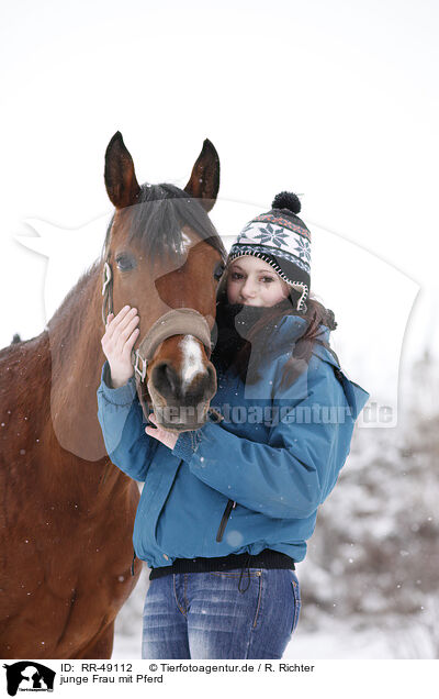 junge Frau mit Pferd / RR-49112
