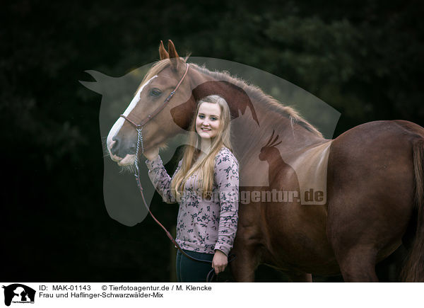 Frau und Haflinger-Schwarzwlder-Mix / woman and Haflinger-Black-Forest-Coldblood-Cross / MAK-01143