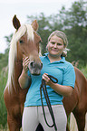 Frau und Haflinger-Mix