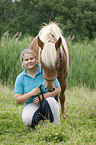 Frau und Haflinger-Mix
