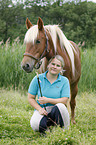 Frau und Haflinger-Mix