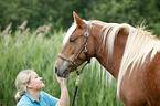 Frau und Haflinger-Mix