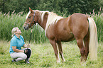 Frau und Haflinger-Mix