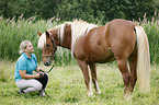 Frau und Haflinger-Mix