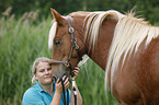 Frau und Haflinger-Mix