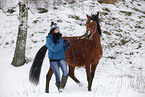 junge Frau mit Pferd