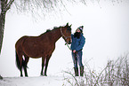 junge Frau mit Pferd