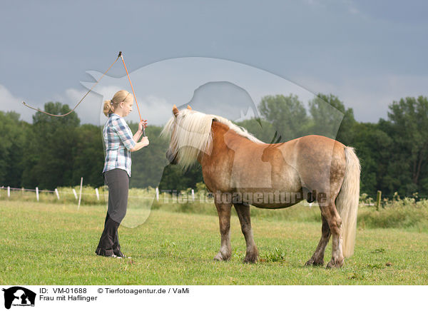 Frau mit Haflinger / VM-01688