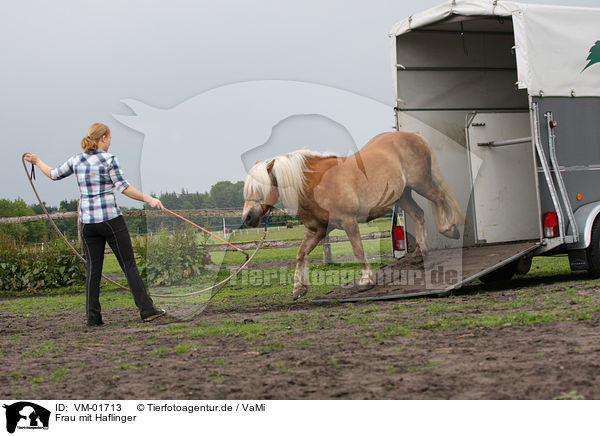 Frau mit Haflinger / woman with Haflinger horse / VM-01713