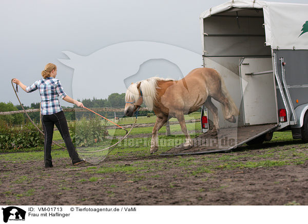 Frau mit Haflinger / VM-01713