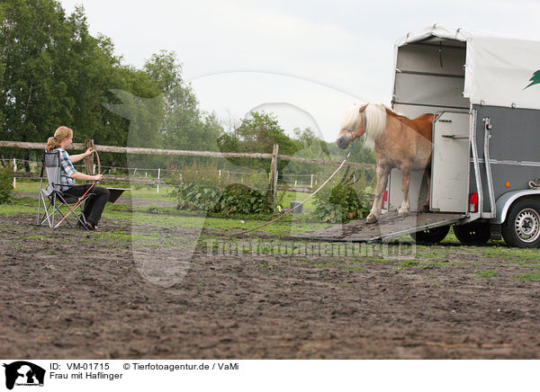 Frau mit Haflinger / VM-01715