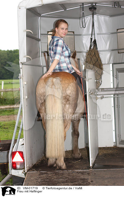 Frau mit Haflinger / woman with Haflinger horse / VM-01719