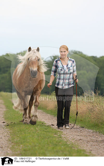 Frau mit Haflinger / VM-01721