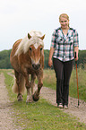 Frau mit Haflinger