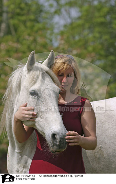 Frau mit Pferd / RR-02473
