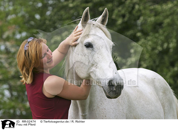 Frau mit Pferd / RR-02474