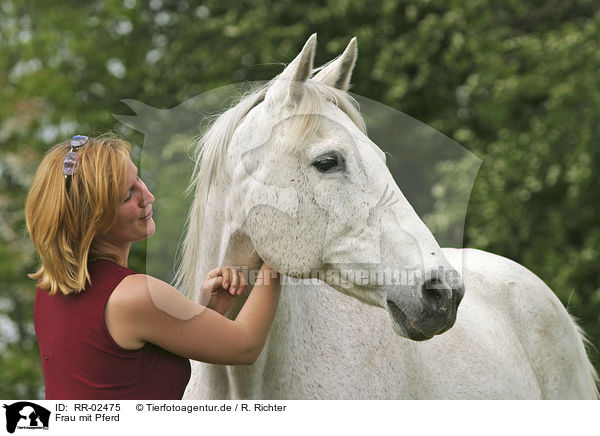 Frau mit Pferd / RR-02475