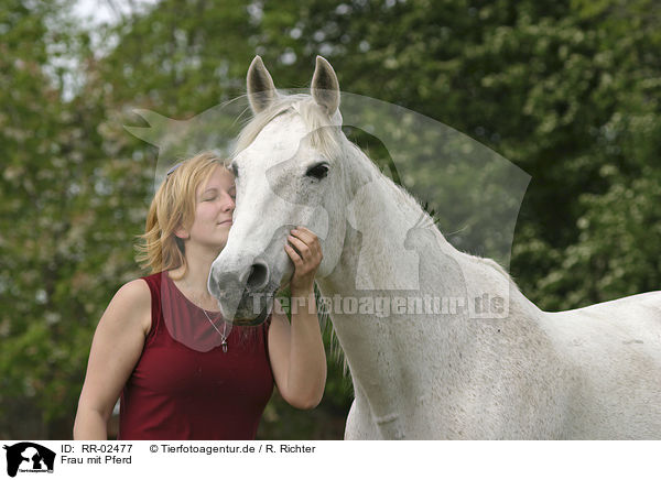 Frau mit Pferd / RR-02477