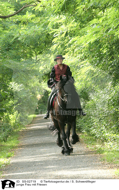 junge Frau mit Friesen / young woman with Frisian horse / SS-02719