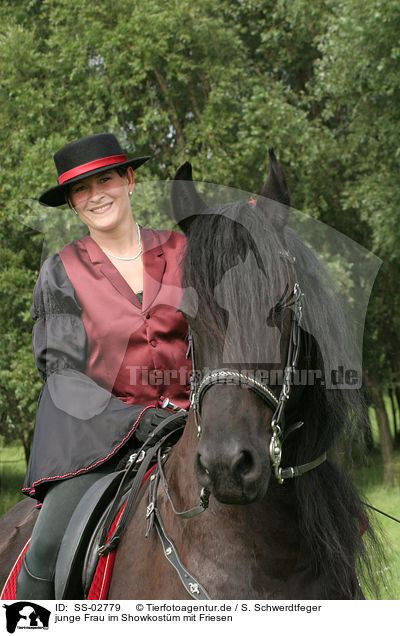 junge Frau im Showkostm mit Friesen / young woman with Friesian Horse / SS-02779