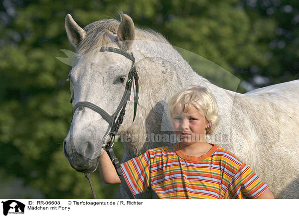 Mdchen mit Pony / girl with pony / RR-06608