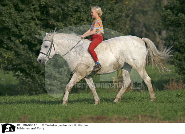 Mdchen auf Pony / girl with pony / RR-06615