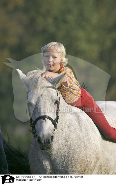 Mdchen auf Pony / girl with pony / RR-06617