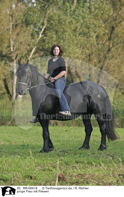 junge Frau mit Friesen / young woman with friesian horse / RR-06618