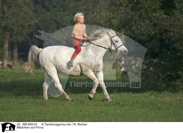 Mdchen auf Pony / girl with pony / RR-06619
