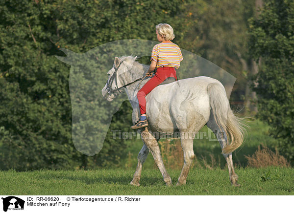 Mdchen auf Pony / girl with pony / RR-06620