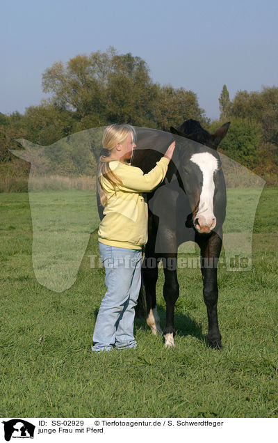 junge Frau mit Pferd / young woman with horse / SS-02929