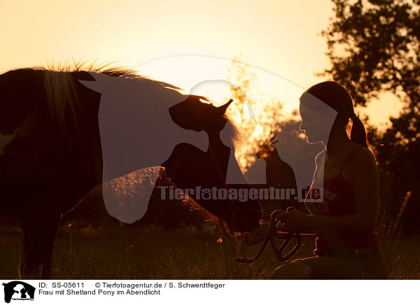 Frau mit Shetland Pony im Abendlicht / woman with Shetland Pony in sunset light / SS-05611