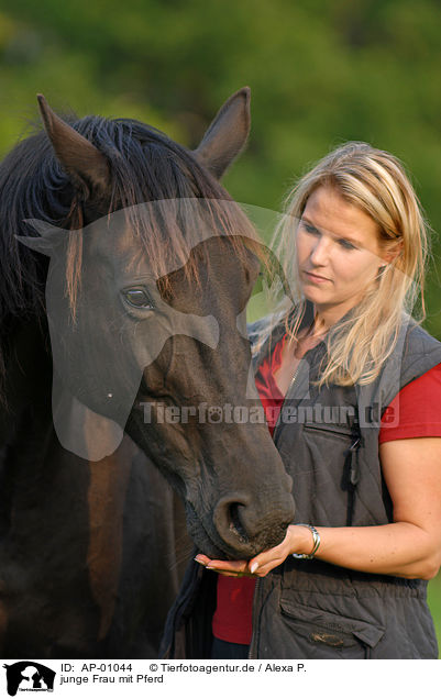 junge Frau mit Pferd / AP-01044