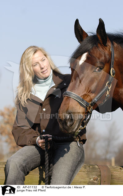 junge Frau mit Pferd / young woman with horse / AP-01132