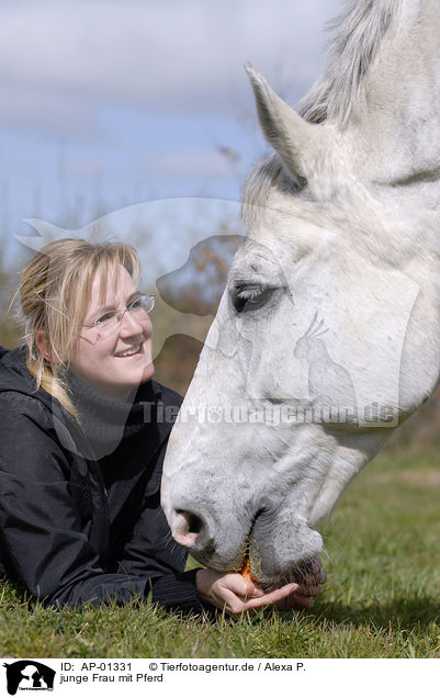junge Frau mit Pferd / AP-01331