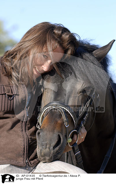 junge Frau mit Pferd / AP-01435