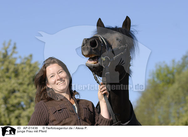 junge Frau mit Pferd / AP-01436