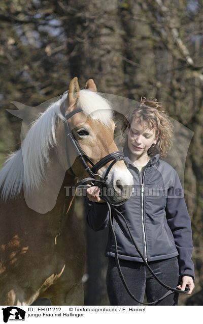 junge Frau mit Haflinger / young woman with Haflinger / EH-01212
