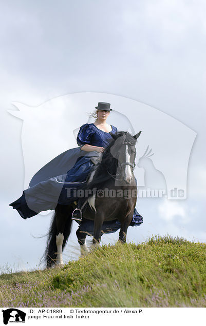 junge Frau mit Irish Tinker / young woman riding Irish Tinker / AP-01889