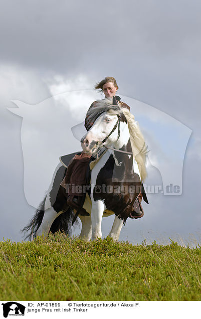 junge Frau mit Irish Tinker / young woman riding Irish Tinker / AP-01899